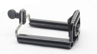 Beyaz arkaplanda mobil tripod tutucu
