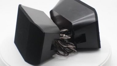 Beyaz arkaplanda elektrik hoparlörü