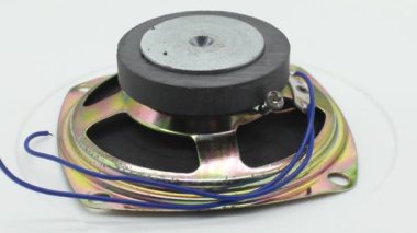Beyaz arkaplanda elektrik hoparlörü