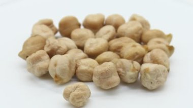 Beyaz arkaplanda kahverengi nohut