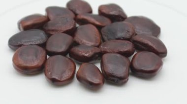 Beyaz arkaplanda demirhindi tohumları