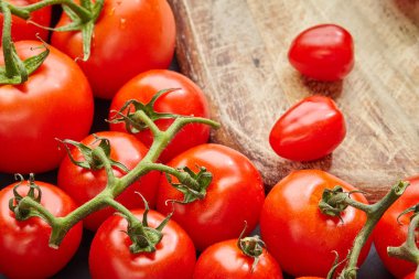 Bir ahşap arka plan üzerinde olgun domates farklı çeşitleri