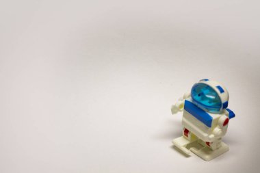 beyaz arka plan üzerinde izole oyuncak asker uçak yeşil.