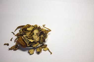 Doğranmış ve kurutulmuş kırmızı ve yeşil biber çok yakın bir görünüm.