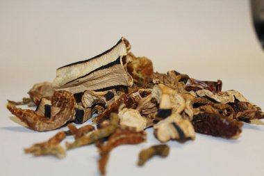 Doğranmış ve kurutulmuş kırmızı ve yeşil biber çok yakın bir görünüm.