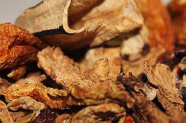 Doğranmış ve kurutulmuş kırmızı ve yeşil biber çok yakın bir görünüm.