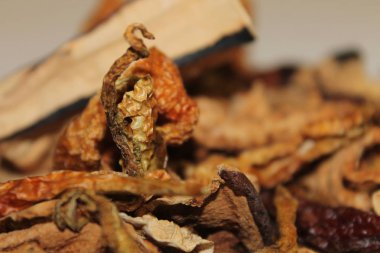 Doğranmış ve kurutulmuş kırmızı ve yeşil biber çok yakın bir görünüm.