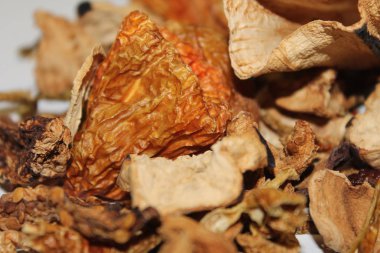 Doğranmış ve kurutulmuş kırmızı ve yeşil biber çok yakın bir görünüm.