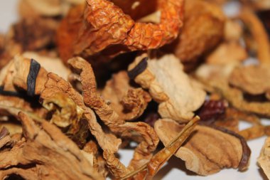 Doğranmış ve kurutulmuş kırmızı ve yeşil biber çok yakın bir görünüm.