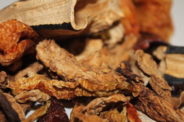 Doğranmış ve kurutulmuş kırmızı ve yeşil biber çok yakın bir görünüm.