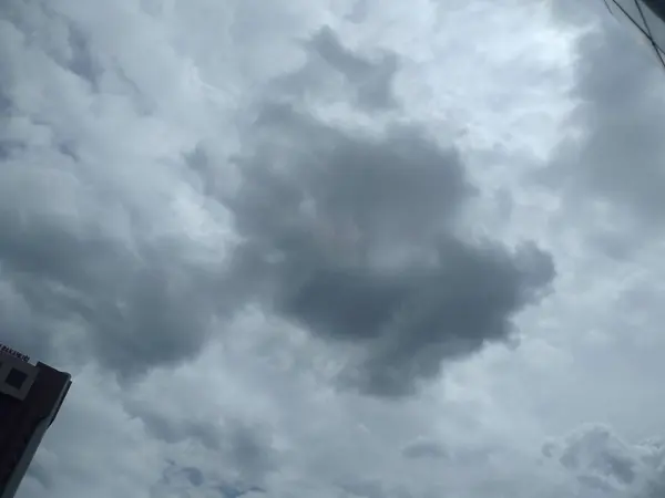 前に集中豪雨 空には 雲ですべてカバーされます 雷や強風がたくさん 暗い雲は大きな黒い火山噴火から煙のように見える — ストック写真