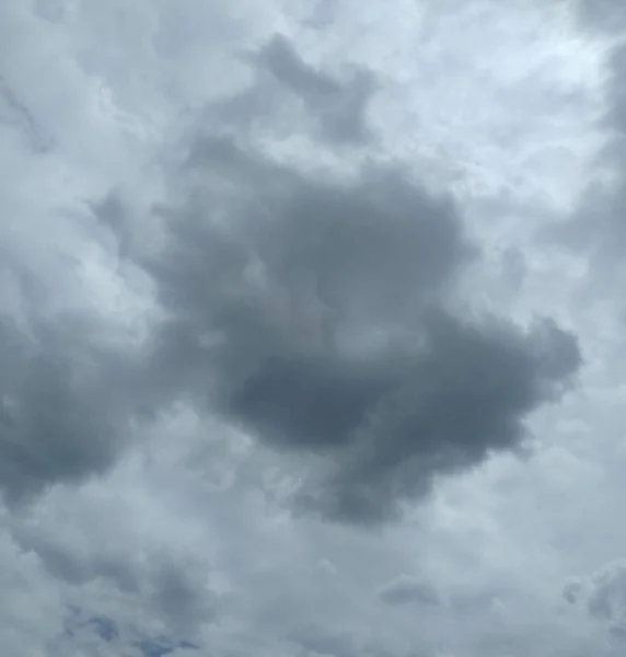 前に集中豪雨 空には 雲ですべてカバーされます 雷や強風がたくさん 暗い雲は大きな黒い火山噴火から煙のように見える — ストック写真