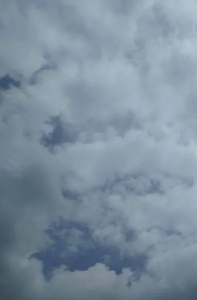 前に集中豪雨 空には 雲ですべてカバーされます 雷や強風がたくさん 暗い雲は大きな黒い火山噴火から煙のように見える — ストック写真