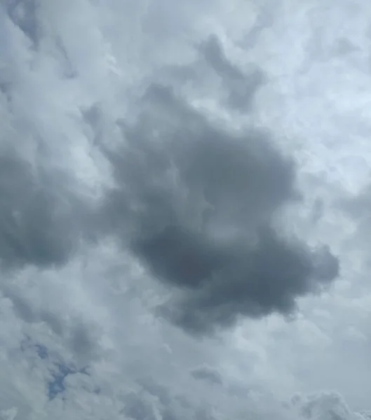 前に集中豪雨 空には 雲ですべてカバーされます 雷や強風がたくさん 暗い雲は大きな黒い火山噴火から煙のように見える — ストック写真