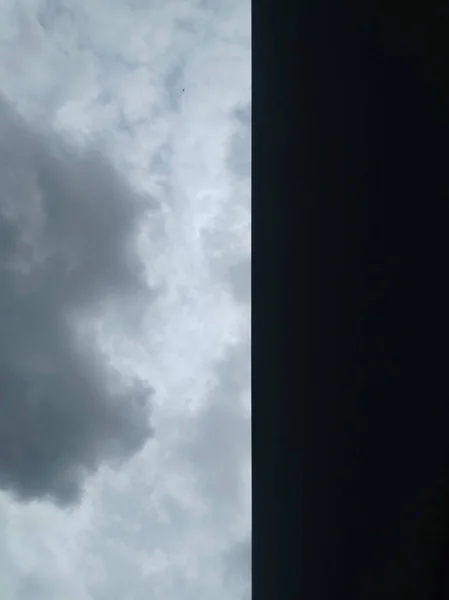 폭풍우 하늘에는 구름으로 번개와 바람의 많은입니다 어두운 구름은 화산에서 보이는 — 스톡 사진