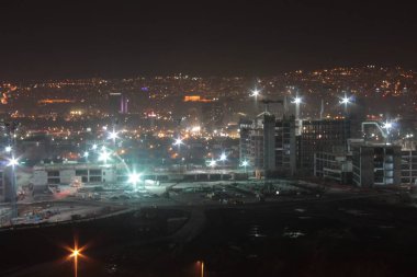 havadan görünümü, gece gökyüzü ile gece şehir görünümü. Türkiye'de doğal kış gece görünümü