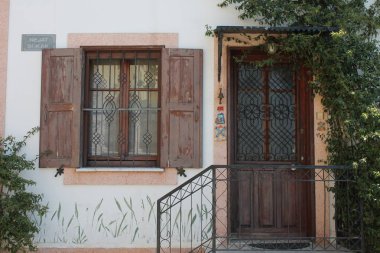 Beyaz duvarda eski ahşap kapı ve pencere