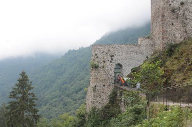 Beyaz gökyüzü ile Antik kale fotoğraf