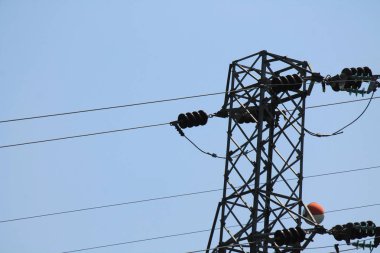 Akıllı ızgaraya bağlı kentsel alanda yüksek güç elektrik direkleri. Enerji beslemesi, enerji dağıtımı, enerji iletimi, enerji aktarımı, yüksek voltaj tedarik kavramı fotoğrafı