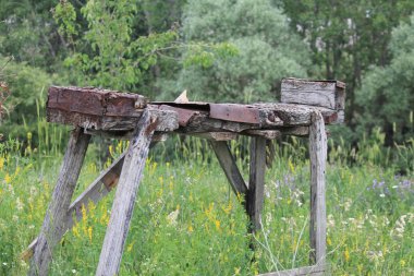 Yeşil arka planda bahçede eski onarım masası