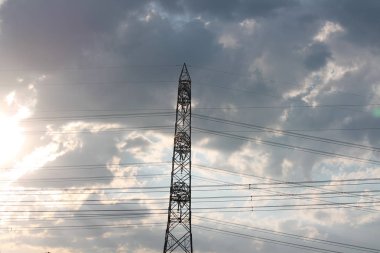 Akıllı ızgaraya bağlı kentsel alanda yüksek güç elektrik direkleri. Enerji beslemesi, enerji dağıtımı, enerji iletimi, enerji aktarımı, yüksek voltaj tedarik kavramı fotoğrafı