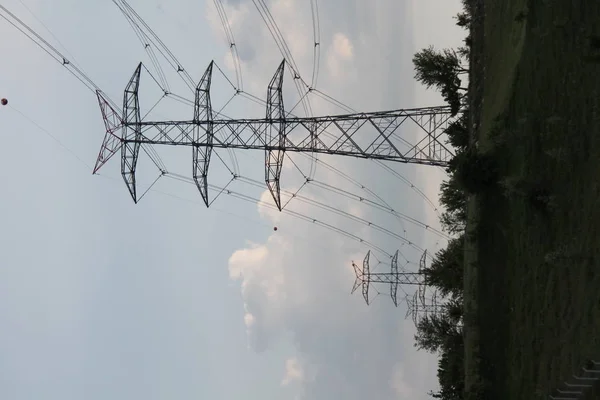 Pólos Eletricidade Alta Potência Área Urbana Conectados Rede Inteligente Fornecimento — Fotografia de Stock