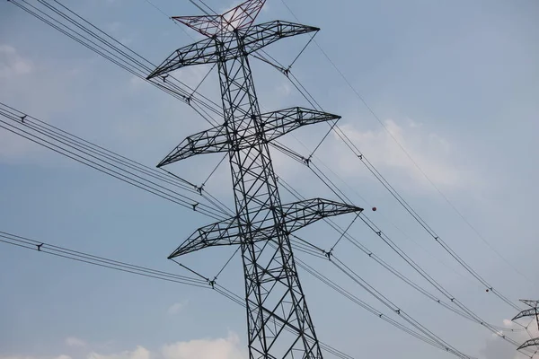 Postes Electricidad Alta Potencia Área Urbana Conectados Red Inteligente Suministro —  Fotos de Stock