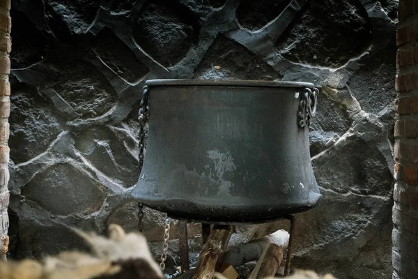 黑色锅炉 炉子上的铜大锅炉 村里用的大锅炉 — 图库照片