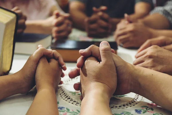 Grupo As pessoas dão as mãos para orar por Deus . — Fotografia de Stock