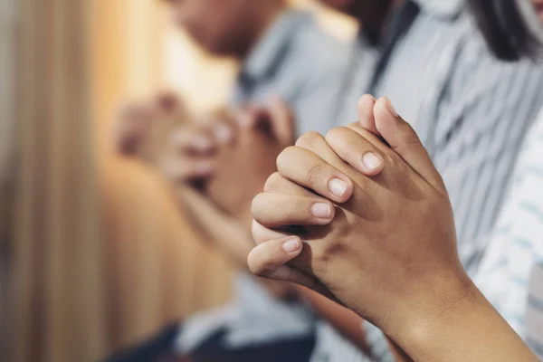 Grupo La gente toma de la mano para orar por Dios . —  Fotos de Stock