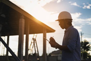 Erkek mimar, ev inşaatlarını denetleyen