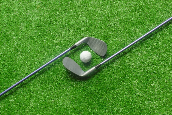 Golfbollar Och Golfklubbor Grönt Gräs Golf Utrustning Den Översta Vyn Royaltyfria Stockbilder