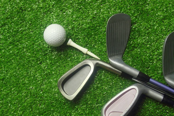 緑の草の上のゴルフボールやゴルフクラブ トップビューのゴルフ用品 世界中の人々が健康のために休暇中に遊ぶスポーツ — ストック写真
