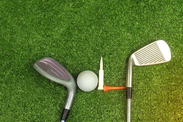 Piłki Golfowe Kluby Golfowe Zielonej Trawie Sprzęt Golfowy Widoku Góry — Zdjęcie stockowe