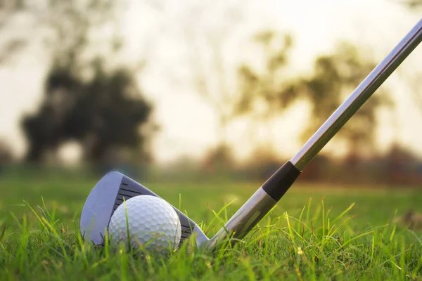 Clubes de golfe e bolas de golfe em um gramado verde em um belo co golfe — Fotografia de Stock