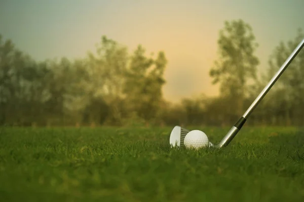 Гольф-клубы и мячи для гольфа на зеленой лавке в красивом гольф-клубе — стоковое фото