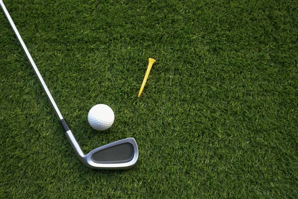 Yeşil çimenlerin üzerinde Golf Ekipmanları