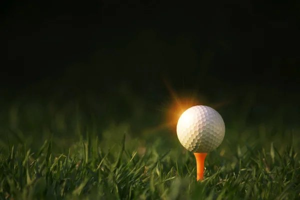 Pelota de golf en tee en un hermoso campo de golf con sol de la mañana —  Fotos de Stock