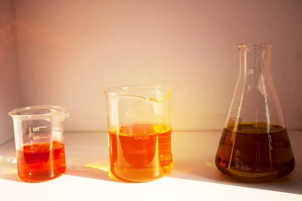 Bécher en verre transparent avec une variété de substances d'essai de couleur — Photo