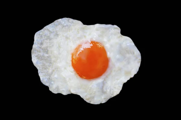 Kızarmış yumurta siyah bir arka plan üzerinde kırpma yolları ile izole — Stok fotoğraf