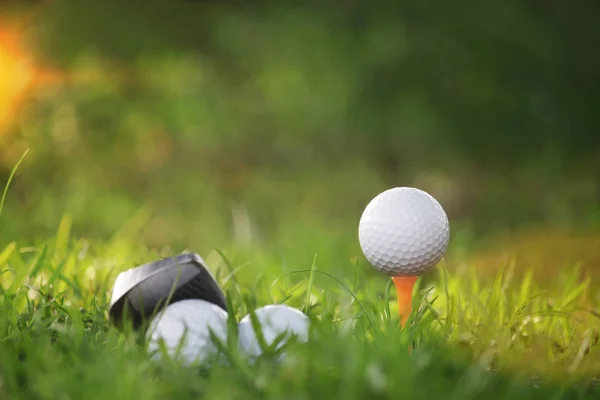 Golfballen en golfclubs, evenals apparatuur gebruikt om golf te spelen — Stockfoto