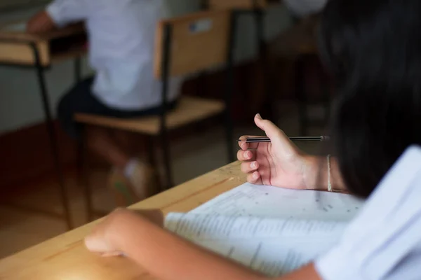 Egyenruhás Diákok Osztályteremben Csinálják Tesztet Csukd Kezed Egy Ceruzával Hogy — Stock Fotó