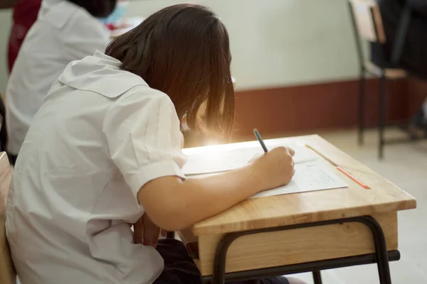 Egyenruhás Diákok Osztályteremben Csinálják Tesztet Csukd Kezed Egy Ceruzával Hogy — Stock Fotó