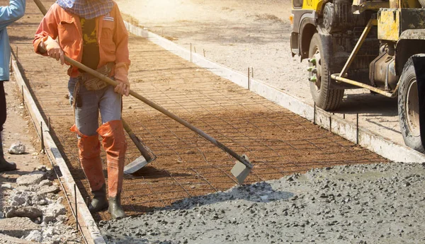 Şçiler Çimento Karıştırıcı Kamyonuyla Beton Döküyorlar Yol Inşaatı Veya Genel — Stok fotoğraf