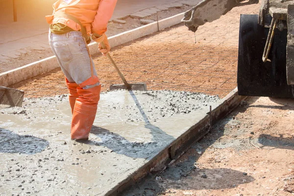 Arbeiter Gießen Beton Mit Einem Zementmischwagen Straßenbau Oder Allgemeine Oberflächenreparatur — Stockfoto