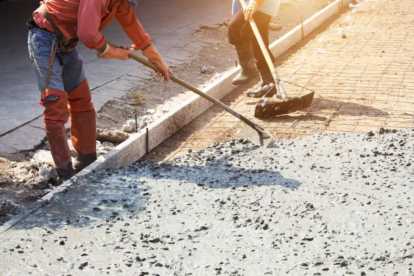 Arbeiter Verwenden Werkzeuge Den Betonboden Glätten Straßenbau Oder Allgemeine Oberflächenreparatur — Stockfoto