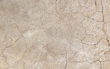 Zemin, kuraklık ve ölüm kavramına sahip arka plan veya grafik tasarımı için üst görünümde çatlaklar var..