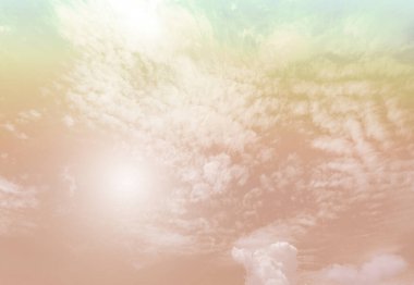 Gökyüzü ve bulutlar pastel tonlarda. Romantik aşk kavramında grafik tasarımı ya da duvar kağıdı için renkli doğal arkaplan