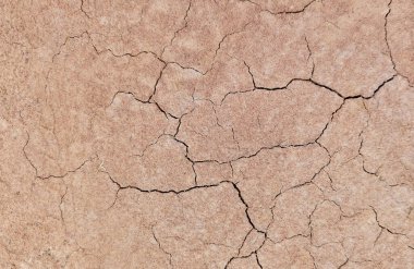 Zemin, kuraklık ve ölüm kavramına sahip arka plan veya grafik tasarımı için üst görünümde çatlaklar var..