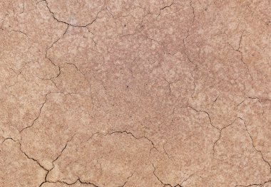 Zemin, kuraklık ve ölüm kavramına sahip arka plan veya grafik tasarımı için üst görünümde çatlaklar var..